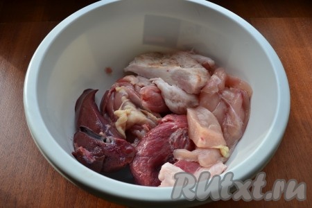 Для формирования колбасы я взяла 200 грамм куриного мяса, срезанного с бёдрышек и ножек и 100 грамм куриного филе. Куриное мясо, свинину, сало и печень промыть и обсушить. У сала удалить шкуру.