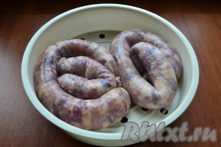 Далее колбасу нужно отварить. Это можно сделать в мультиварке или в кастрюле. Я варила в мультиварке: вначале - на пару, выставив режим "Мультиповар" на 98 градусов на 1 час, далее поместила колбасу в нижнюю чашу с горячей водой и на том же режиме готовила ещё 1 час при температуре 90 градусов. Если будете готовить колбасу на газу, тогда выложите её в кастрюлю, залейте полностью водой, поставьте на небольшой огонь и варите при очень слабом кипении 1,5 часа (с момента закипания).