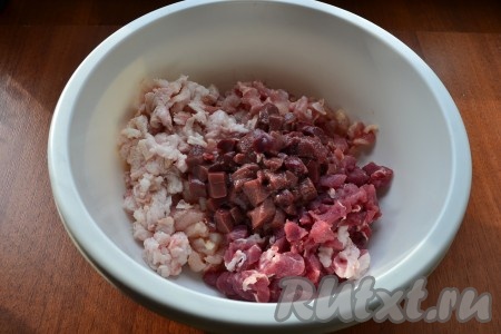 Куриное мясо, свинину, сало и печень нарезать острым ножом на мелкие кусочки.