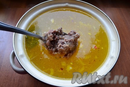 В суп добавить тушенку, перемешать. Также добавить и измельченный чеснок. Дать супу прокипеть на медленном огне еще минут 5-7.