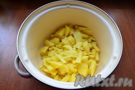 Очищенную картошку нарезать на небольшие кусочки, выложить в кастрюлю, залить водой. Поставить на огонь, довести до кипения и, посолив, варить 25 минут на слабом огне.