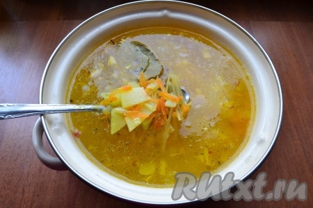 Когда картофель сварится, добавить в кастрюлю обжаренные лук с морковью, специи, приправу, лавровый лист и вермишель.
