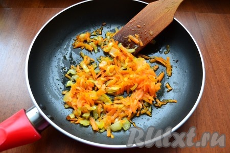Обжарить овощи, помешивая, до мягкости (минуты 3-4).
