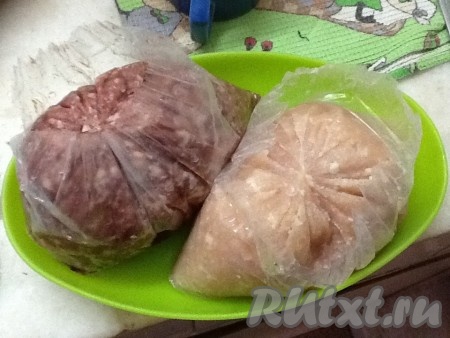 Подготовим фарш. У меня смесь свиного и куриного фарша, подготовленного заранее. Вы можете использовать любой - по своему вкусу.
