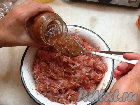 Для цвета и вкуса добавим томатную пасту и аджику витаминную (мою).