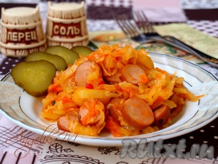 Как потушить капусту с картошкой и сосисками
