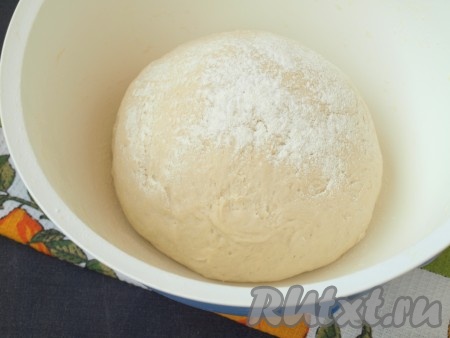Тесто мешать 10-15 минут, пока оно не соберётся в шар. Добавлять муку не следует. Тесто не требует расстойки, получается мягким и очень приятным в работе.