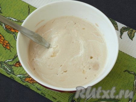 Приступим к замесу теста. В пиалу налить половину воды, обязательно немного подогреть и всыпать туда дрожжи, сахар и соль. Также добавить подсолнечное масло.
