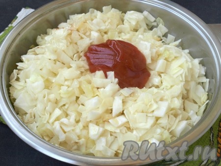 Добавить в сковороду томатный кетчуп или пасту (томатной пасты можно взять 1 столовую ложку и добавить столько же воды). Содержимое перемешать, накрыть крышкой и готовить минут 10-15 до мягкости, иногда перемешивая. Обязательно убавить огонь.
