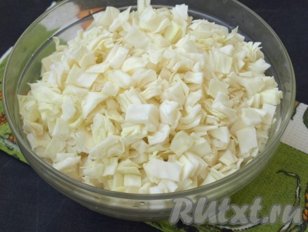 Нашинковать капусту "пелюстками" (кусочками размером 1х1 см). Такая нарезка лично мне больше нравится для начинки.