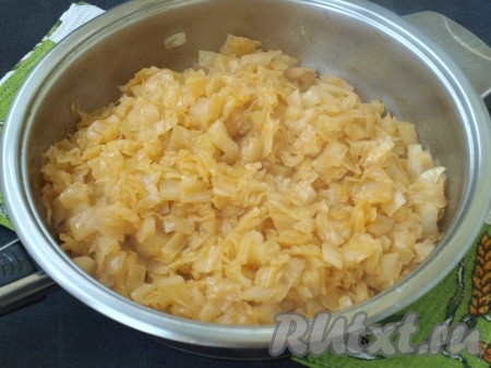 Затем открыть крышку, снова перемешать и, прибавив огонь, выпарить жидкость. Начинка готова, нужно дать ей остыть.
