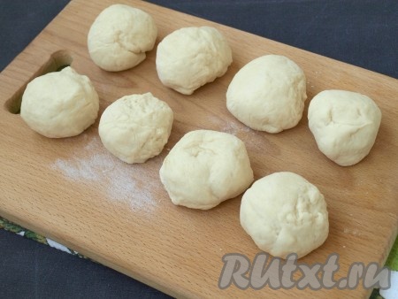 Готовое тесто разделить на 2 части, так легче будет лепить пирожки. Из одной части лепим, а вторую - прячем под полотенце, чтобы тесто не заветривалось. Одну часть теста делим на 8 равных кусочков.
