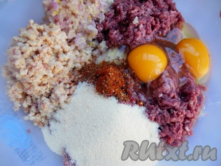 Пропустите через мясорубку кусочки хлеба, лук и чеснок, добавьте в фарш. Туда же добавьте смесь перцев, соль, куриные яйца и манную крупу.

