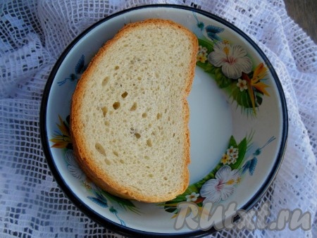 Замочите кусочки хлеба в молоке.
