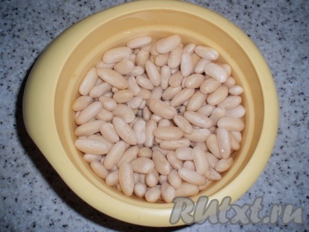 За это время воду нужно несколько раз сменить на новую. После суток замачивания фасоль сильно разбухает и выглядит примерно так.
