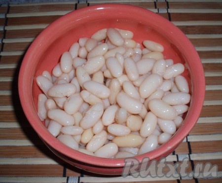 Готовую фасоль можно добавлять в первые и вторые блюда, салаты и т.п.&nbsp;Удобно отварить сразу большее количество фасоли, разложить по пакетам и заморозить.
