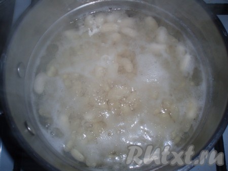 Довести до кипения, проварить 3-5 минут, выключить газ и оставить фасоль, примерно, на час.
