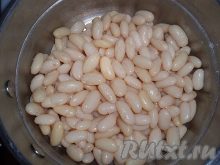 Выключить газ, дать фасоли настояться минут 30. Обычно этого бывает достаточно - фасоль готова. Если фасоль была очень сухая или попался более твердый сорт фасоли - повторить указанные действия&nbsp; в третий раз. С готовой отваренной фасоли слить воду и использовать по назначению.

