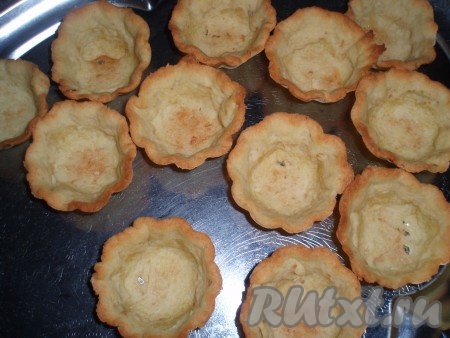 Немного остудить, затем осторожно освободить от зёрен и фольги, вынуть из формочек. Оставить до полного остывания