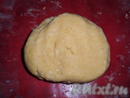 Быстро замесить руками тесто, собирая его в шар. Тесто должно получиться мягким, нежным, не липнущим к рукам. Долго вымешивать тесто не нужно, достаточно просто собрать его в шар. Если тесто не будет собираться в шар, небольшими частями добавьте 1-2 столовых ложки холодной воды, хорошо вмешивая её и собирая тесто в шар. Если тесто будет сильно липнущим к рукам, всыпьте совсем немного муки. Но лишнюю муку добавлять не нужно. Тесто завернуть в пакет и отравить в холодильник минимум на 1 час.
