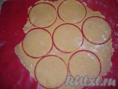 Охлаждённое тесто разделить на 2-3 части. Пока одну часть раскатываем, остальное тесто нужно держать в холодильнике. Тесто на присыпанной мукой поверхности раскатать до толщины примерно 2 миллиметра, вырезать подходящей ёмкостью кружки, диаметр которых должен быть чуть больше диаметра ваших формочек для выпечки.