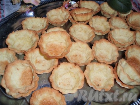 Сладкие корзиночки из песочного теста, замешанного по этому рецепту, получаются нежными, вкусными. Такие корзиночки идеально подойдут для приготовления различных пирожных и десертов.&nbsp;