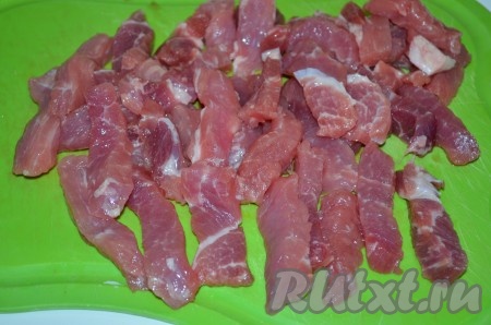 Пока готовится картошка, берем свинину (лучше не жирную) и режем ее длинными полосками.
