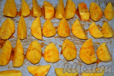 Выкладываем на противень, застеленный пергаментом, на небольшом расстоянии друг от друга.&nbsp;Запекаем картофель по-деревенски в разогретой духовке, примерно, 40-45 минут при температуре 220 градусов.
