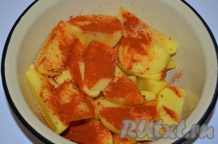 Приступим. Сначала займемся картофелем. Его мы чистим, моем, режем на дольки. Складываем в миску, солим, перчим и посыпаем паприкой. Сбрызгиваем маслом и перемешиваем