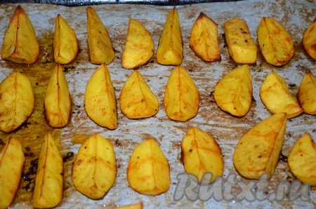 Аппетитный и очень вкусный картофель по-деревенски готов.
