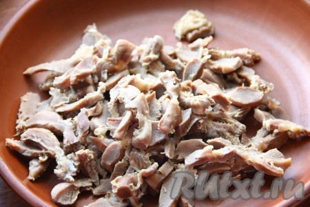 Куриные желудочки отварить в подсоленной воде до готовности (примерно, 20 минут). Готовые желудочки нарезать соломкой. 