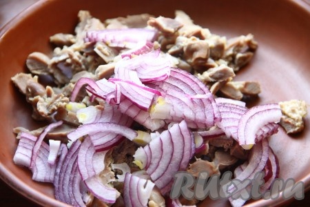 К желудочкам добавить нарезанный полукольцами лук, соевый соус, сахар.&nbsp;
