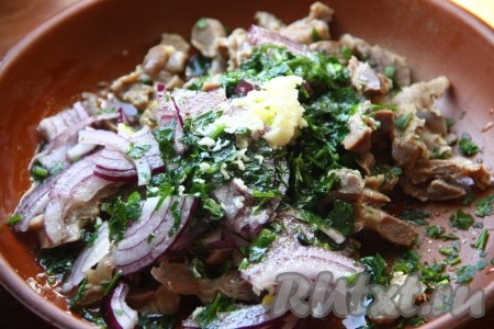 Растительное масло довести до кипения и вылить на желудочки, добавить мелко нарезанную петрушку, пропущенный через пресс чеснок, черный молотый перец, уксус и соль по вкусу.
