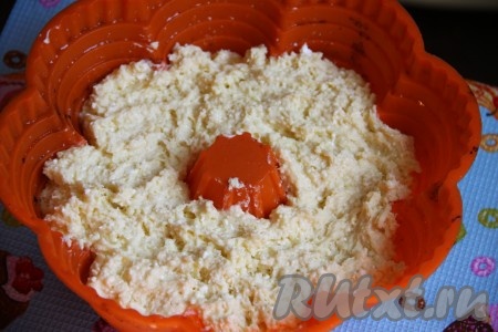 Выложить тесто в форму (силиконовую форму можно не смазывать маслом), у меня диаметр формы 24 см.
