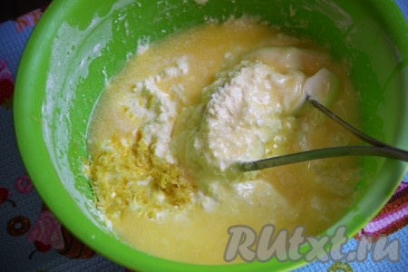 Добавить к творожно-яичной массе растопленное и остывшее сливочное масло, хорошо взбить блендером или миксером. Масса должна получиться однородной и пластичной.
