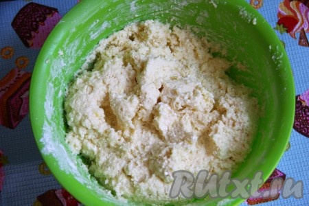 Творожную массу добавить к сухим ингредиентам и перемешать. Тесто получается густоватое и не похоже на жидкое бисквитное.
