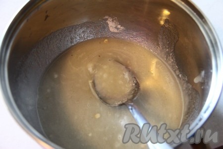 Для приготовления глазури соединить сахарную пудру с кипятком, ромом и цедрой лимона, тщательно перемешать.&nbsp;
