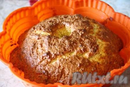 Отправить творожно-кокосовый кекс в разогретую духовку и выпекать 35 минут при температуре 180 градусов.
