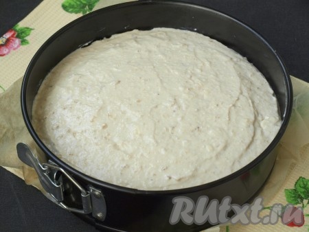 Залить творожную смесь в форму поверх основы из печенья. Верх разровнять. Поставить банановый чизкейк в холодильник на 4 часа, пока творожная масса хорошо не схватится. У меня стоял ночь.
