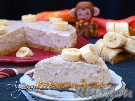 Спустя время острым ножом пройтись по краю формы, снять кольцо, переложить чизкейк на блюдо. Разрезать наивкуснейший банановый чизкейк, приготовленный без выпечки, на кусочки.
