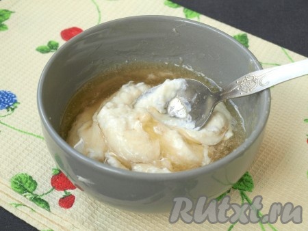 Желатин распустить на водяной бане, остудить до тёплого состояния, добавить в него немного получившейся творожной массы и перемешать.
