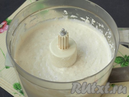 Затем эту желатиновую смесь добавить в общую массу и взбить в комбайне до однородной консистенции.
