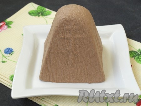  Затем пасху перевернуть на тарелку и снять марлю.