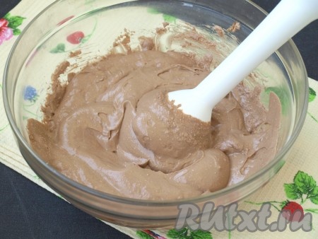 Остывшую шоколадную массу соединить с творожной и взбить погружным блендером до однородного состояния.
