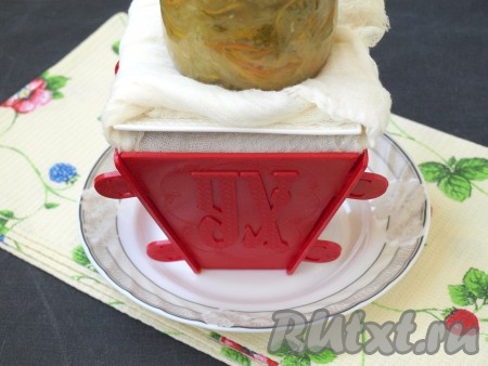 Подвернуть края марли наверх, накрыть блюдцем. Сверху поставить груз в виде банки с водой (или любой заготовкой). Банка должна быть 0,5 литра. Всю эту конструкцию поставить в холодильник на сутки. За это время 2-3 раза из тарелки сливать стекающую сыворотку.
