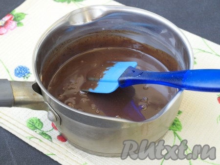 Сливочное масло достать из холодильника, чтобы оно стало мягким. В сотейнике нагреть сливки, не кипятить, снять с огня. Поломать на кусочки шоколад (я взяла 100 грамм молочного и 50 грамм чёрного шоколада, можно взять только молочный или только чёрный шоколад), опустить его в горячие сливки, спустя пару минут перемешать шоколад лопаткой. Шоколадно-сливочная масса должна получиться однородной.
