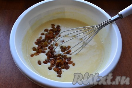 Замесить тесто. Добавить в тесто изюм (если сухой - предварительно запарить кипятком). Все перемешать.