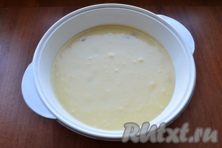 Перелить тесто в жаропрочную (предназначенную для СВЧ) форму, смазав ее немного растительным маслом. У меня керамическая кастрюлька диаметром 20 см.
