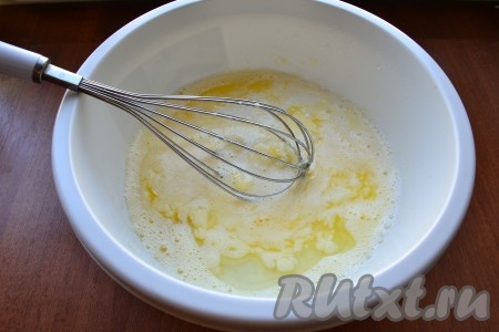 Взбить все венчиком, добавить растопленное и остывшее сливочное масло и растительное масло, а также влить молоко.
