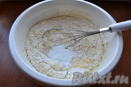 Все тщательно перемешать, всыпать просеянную с разрыхлителем муку.